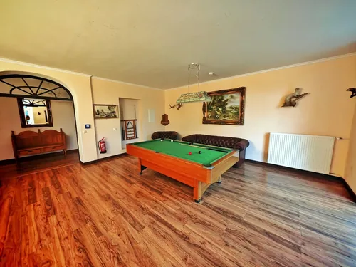 TV-Lounge mit grünem Billardtisch in der zweiten Etage