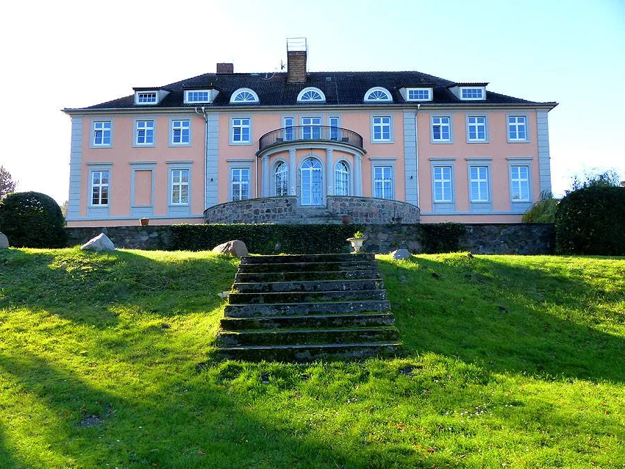 Gartenseite des Herrenhauses Lübbenow mit neun Fensterachsen, Mittelrisalit und Freitreppe