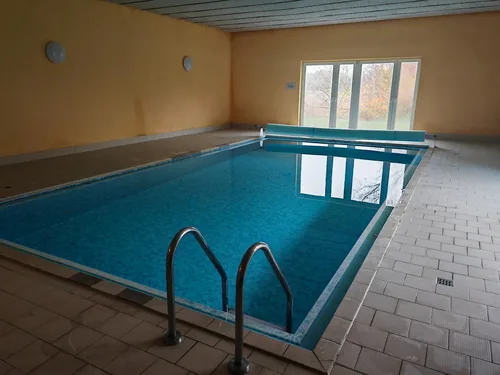 Beheizter Innenpool mit 32 Quadratmetern Wasserfläche im Wellnessanbau
