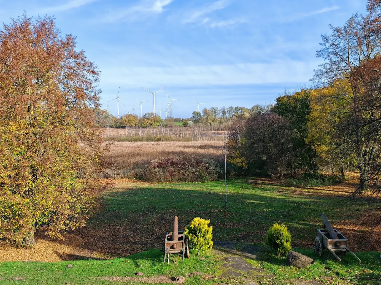 Herbstlicher Park am Lübbenower See hinter dem Herrenhaus