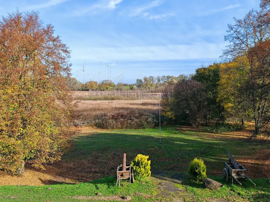 Park hinter dem Herrenhaus Lübbenow im Herbst mit Blick Richtung Lübbenower See