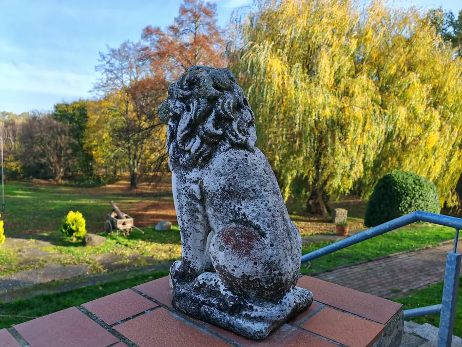 Steinerner Löwe auf der Balustrade im Park des Herrenhauses Lübbenow